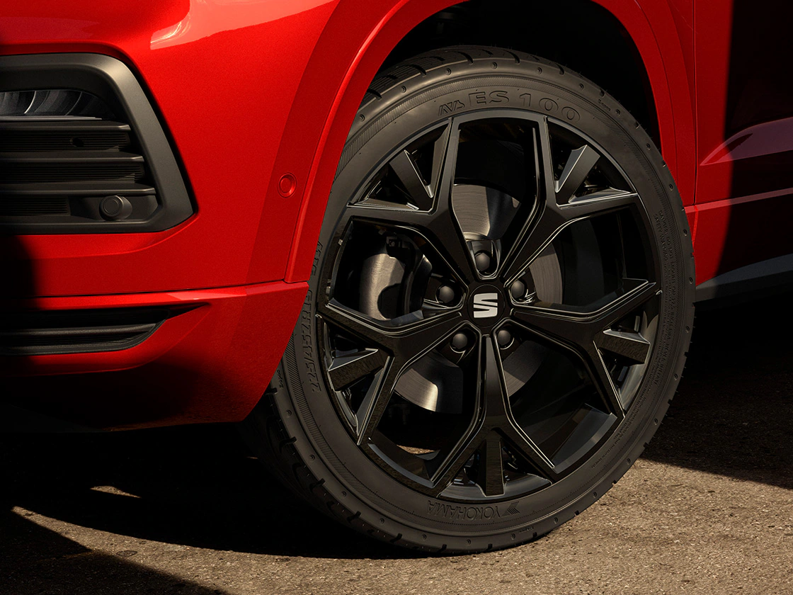 Göz alıcı 19" Parlak Siyah Alaşım jantlar. Göz alıcı 19" Parlak Siyah Alaşım jantlar.