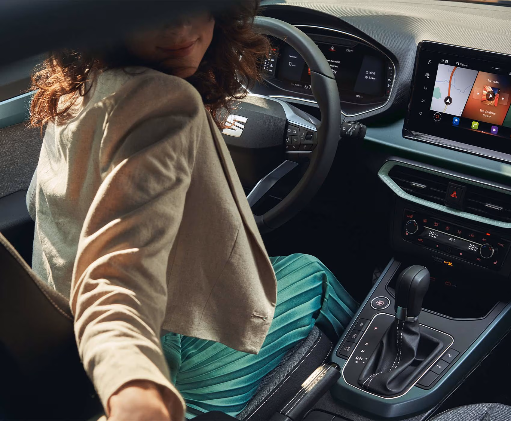 2025526155927467_woman-sitting-in-seat-arona.jpg